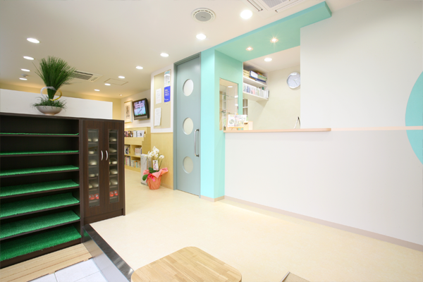 笑顔のスタッフが居る受付